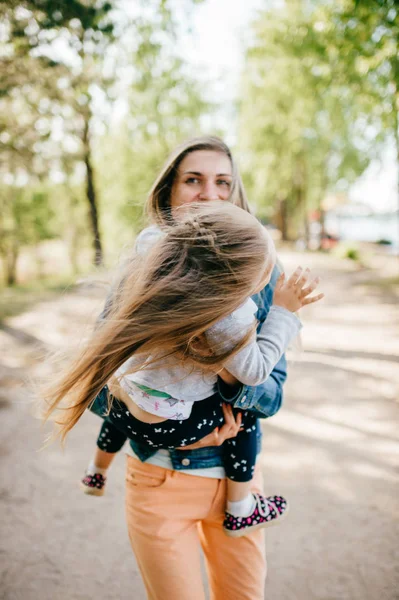 Ritratto Giovane Madre Figlioletta Nel Parco — Foto Stock