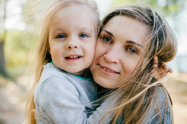 Ritratto Giovane Madre Figlioletta Nel Parco — Foto Stock