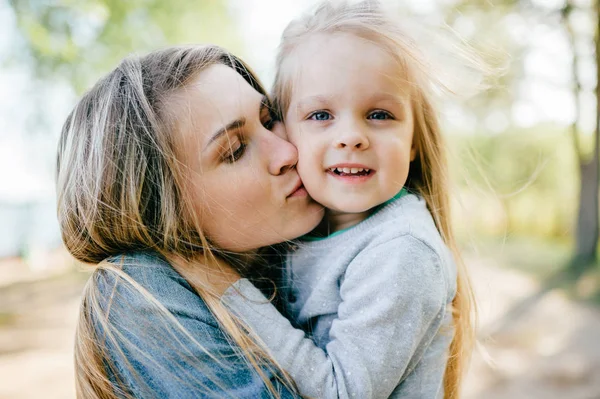 Portrait Young Mother Little Daughter Park — Stock Photo, Image