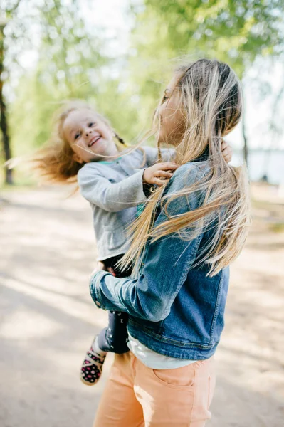 Ritratto Giovane Madre Figlioletta Nel Parco — Foto Stock