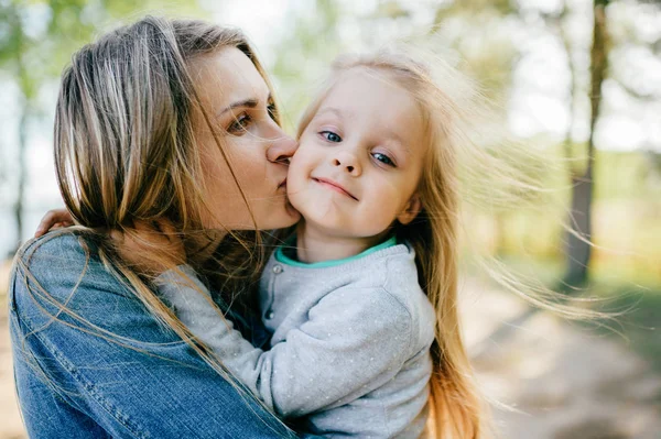 Ritratto Giovane Madre Figlioletta Nel Parco — Foto Stock