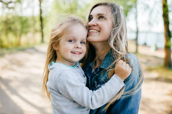 Ritratto Giovane Madre Figlioletta Nel Parco — Foto Stock