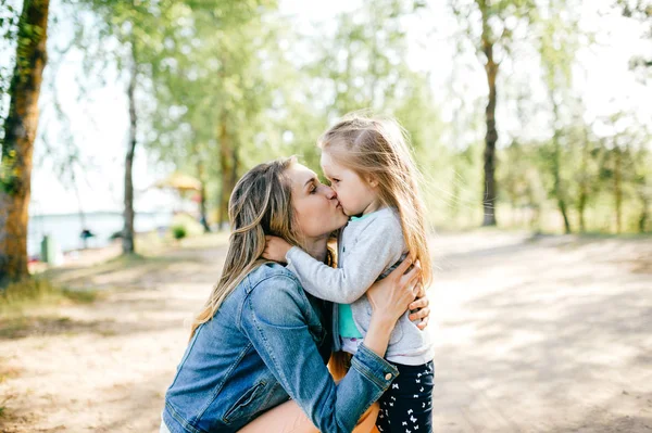 若い母親と公園内の小さな娘の肖像画 — ストック写真
