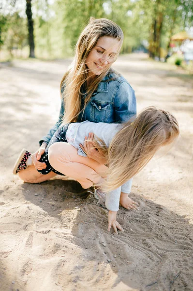 Молодая Счастливая Мать Маленькая Дочь Парке — стоковое фото