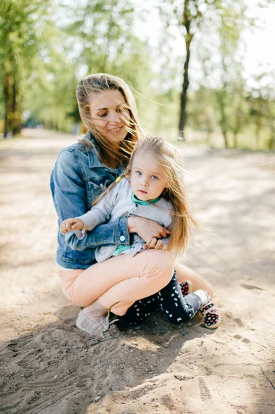 Giovane Madre Felice Piccola Figlia Nel Parco — Foto Stock