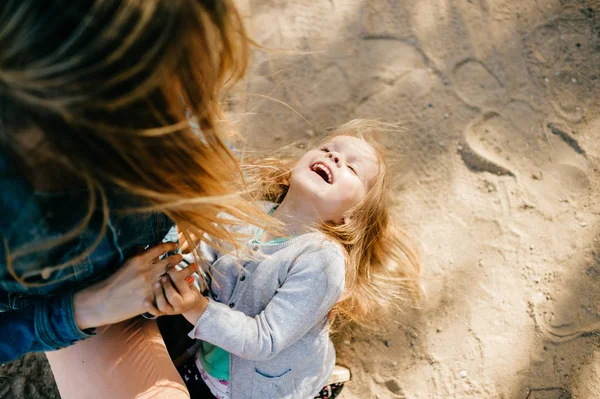 Ritratto Giovane Madre Figlioletta Nel Parco — Foto Stock