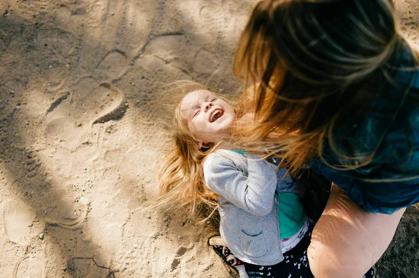 Ritratto Giovane Madre Figlioletta Nel Parco — Foto Stock