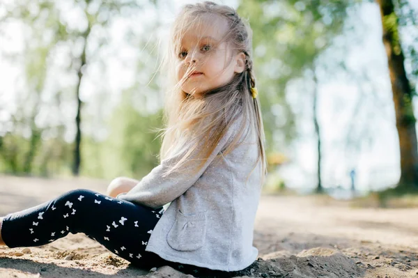 Kleine Schattige Kaukasische Meisje Met Blond Haar — Stockfoto