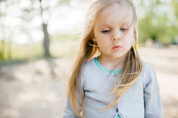 Kleine Schattige Kaukasische Meisje Met Blond Haar — Stockfoto