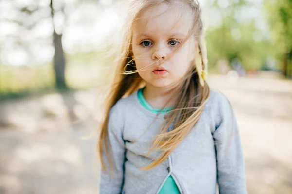 Lilla Bedårande Kaukasiska Tjej Med Blont Hår — Stockfoto
