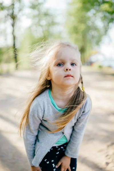 Kleine Schattige Kaukasische Meisje Met Blond Haar — Stockfoto