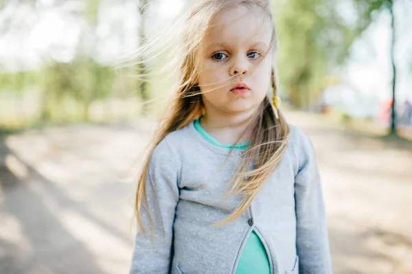 Kleine Schattige Kaukasische Meisje Met Blond Haar — Stockfoto