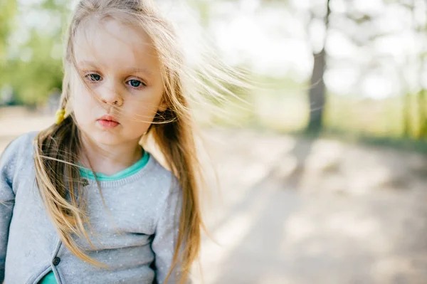 Kleine Schattige Kaukasische Meisje Met Blond Haar — Stockfoto