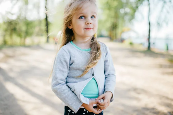 Kleine Schattige Kaukasische Meisje Met Blond Haar — Stockfoto