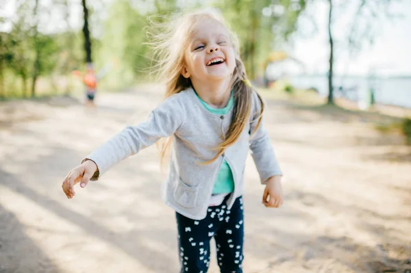 Kleine Schattige Kaukasische Meisje Met Blond Haar — Stockfoto