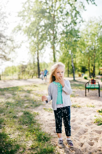 Kleine Schattige Kaukasische Meisje Met Blond Haar — Stockfoto