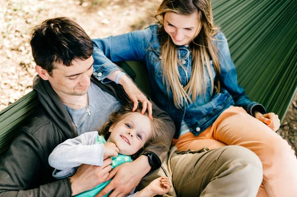 Föräldrar Och Lilla Dotter Vilar Hängmattan Tillsammans — Stockfoto