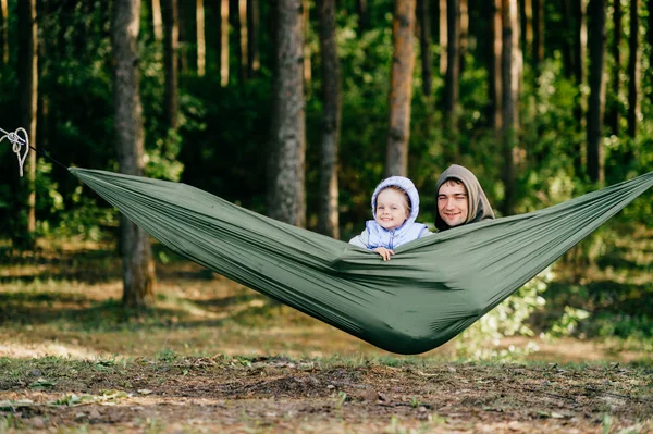 Far Och Dotter Vilar Hängmattan Tillsammans Skogen — Stockfoto