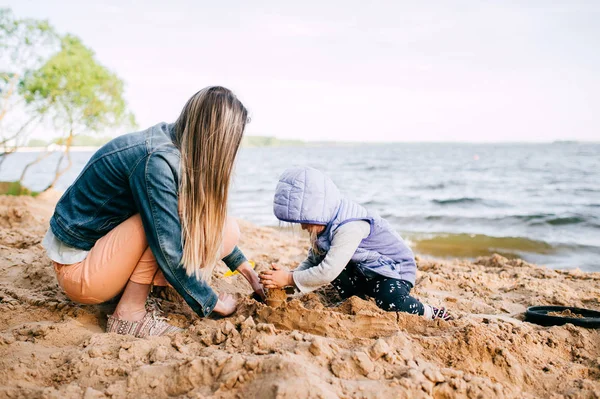 Молодая Мать Маленькая Дочь Строят Песчаный Замок Пляже — стоковое фото
