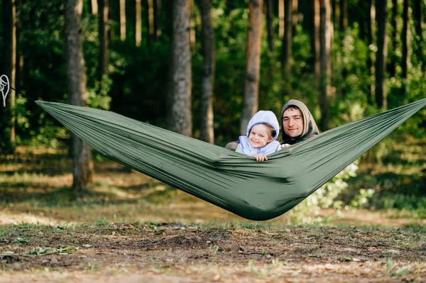 Padre Hija Pequeña Descansando Hamaca Juntos Bosque — Foto de Stock