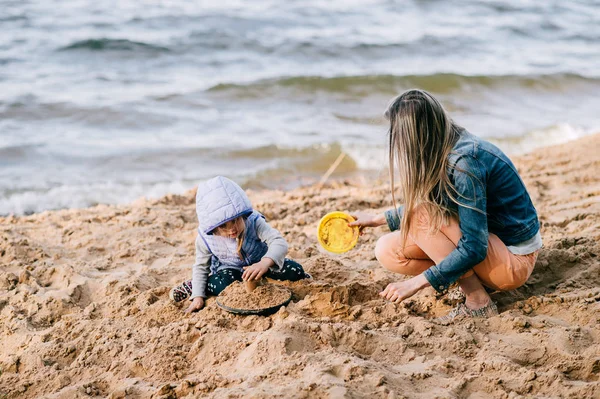 Молодая Мать Маленькая Дочь Строят Песчаный Замок Пляже — стоковое фото