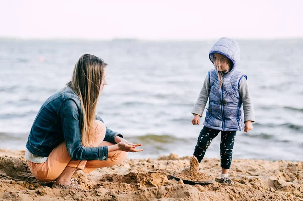 Giovane Madre Piccola Figlia Costruzione Castello Sabbia Sulla Spiaggia — Foto Stock