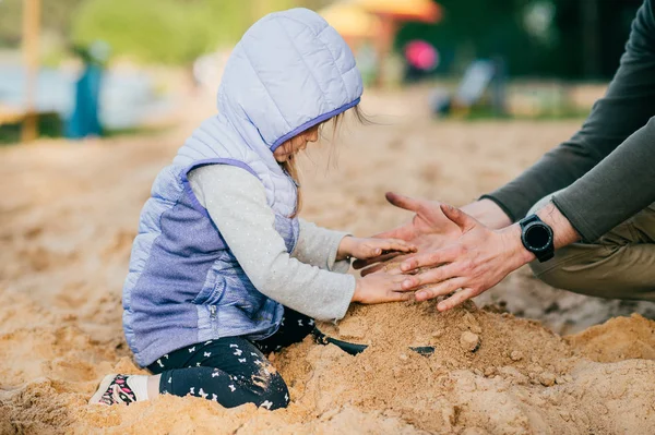 Partial View Father Little Daughter Building Sand Castle Beach — Stock Photo, Image