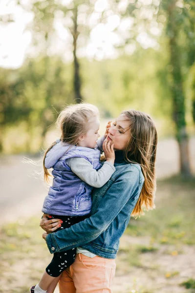 Giovane Madre Felice Piccola Figlia Nel Parco — Foto Stock