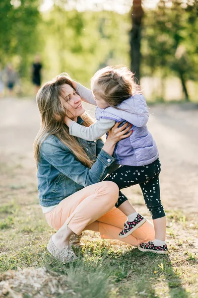 Jovem Mãe Feliz Filhinha Parque — Fotografia de Stock