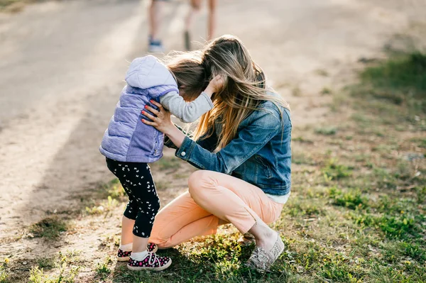 Giovane Madre Felice Piccola Figlia Nel Parco — Foto Stock