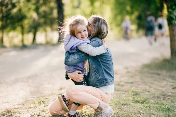 Jonge Gelukkige Moeder Dochtertje Park — Stockfoto