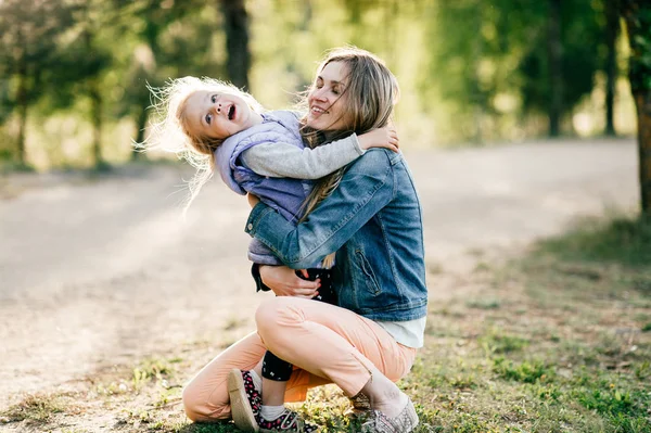 Young Happy Mother Little Daughter Park — Stock Photo, Image