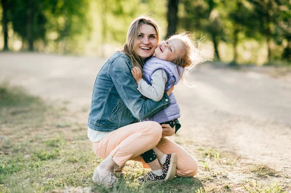 Young Happy Mother Little Daughter Park — Stock Photo, Image
