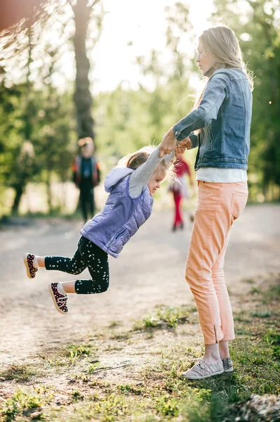 Jonge Gelukkige Moeder Dochtertje Park — Stockfoto