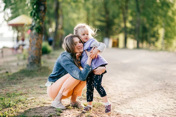 Giovane Madre Felice Piccola Figlia Nel Parco — Foto Stock