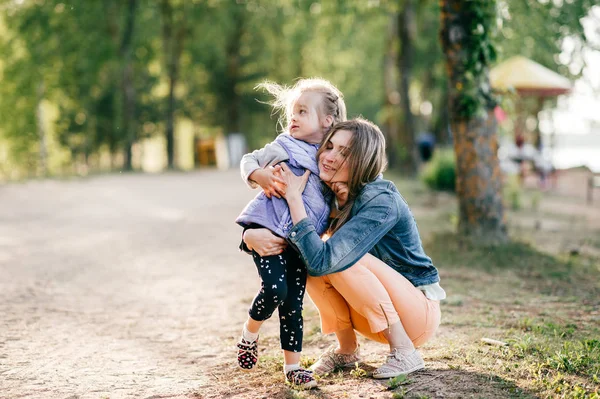 Jonge Gelukkige Moeder Dochtertje Park — Stockfoto