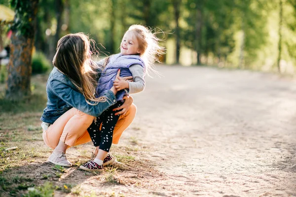 Молода Щаслива Мати Маленька Дочка Парку — стокове фото