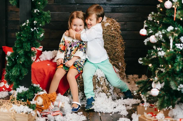 Niños Lindos Posando Navidad Decorada Estudio Año Nuevo —  Fotos de Stock