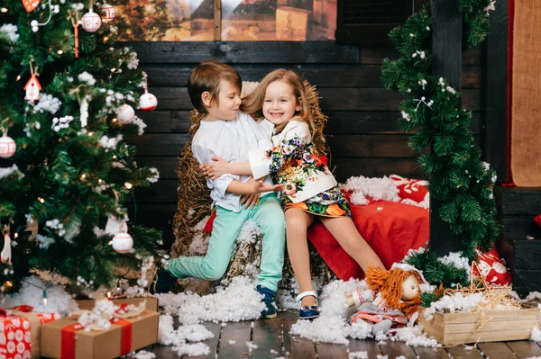 Crianças Bonitos Posando Natal Decorado Estúdio Ano Novo — Fotografia de Stock