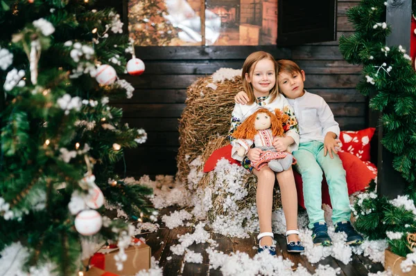 Crianças Bonitos Posando Natal Decorado Estúdio Ano Novo — Fotografia de Stock