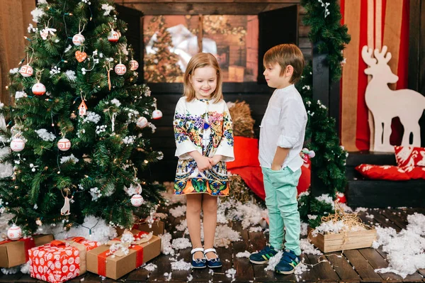 Crianças Bonitos Posando Natal Decorado Estúdio Ano Novo — Fotografia de Stock