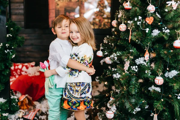 Crianças Bonitos Posando Natal Decorado Estúdio Ano Novo — Fotografia de Stock