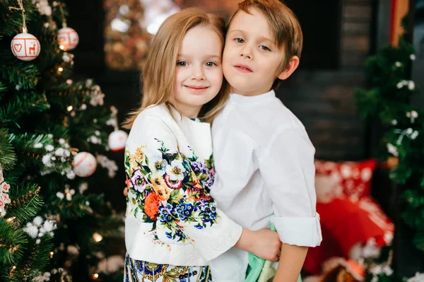 Schattige Kinderen Poseren Ingerichte Studio Voor Kerstmis Nieuwjaar — Stockfoto