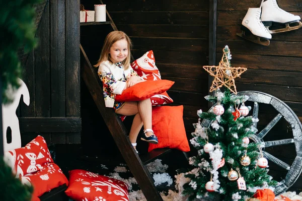 Bonito Menina Natal Decorado Quarto — Fotografia de Stock