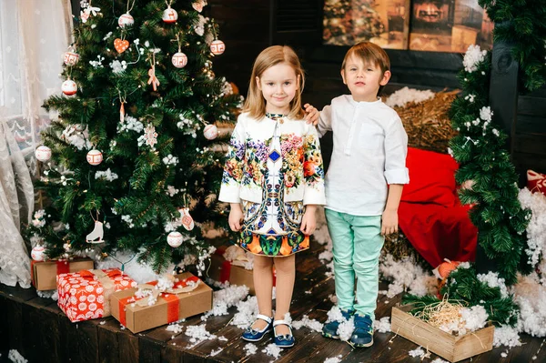 Imádnivaló Gyerekek Pózol Dekorált Karácsonyt Évet Stúdió — Stock Fotó