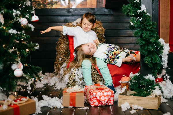 Adorável Crianças Posando Natal Decorado Estúdio Ano Novo — Fotografia de Stock