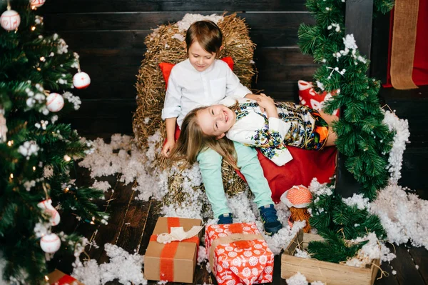 Adorável Crianças Posando Natal Decorado Estúdio Ano Novo — Fotografia de Stock