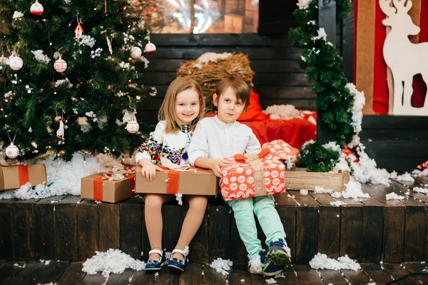Adorables Niños Con Regalos Navidad Decorada Estudio Año Nuevo —  Fotos de Stock