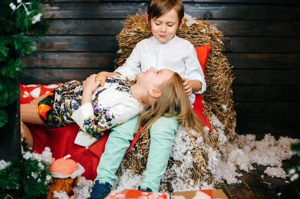 Adorável Crianças Posando Natal Decorado Estúdio Ano Novo — Fotografia de Stock