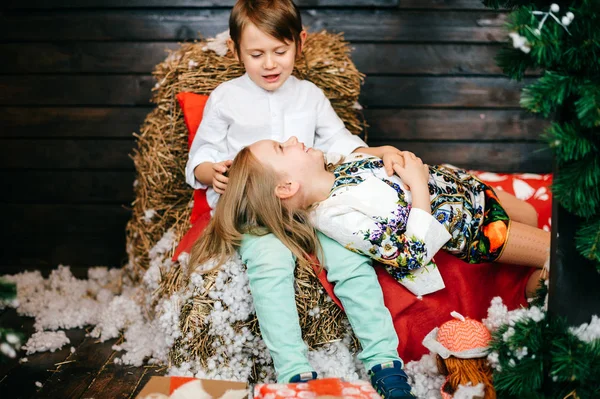 Adorável Crianças Posando Natal Decorado Estúdio Ano Novo — Fotografia de Stock